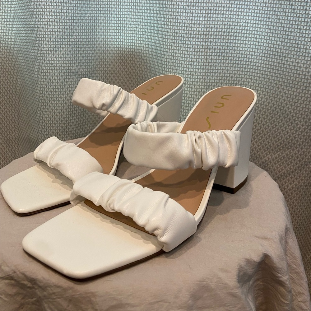 NWT Unisa white Cyla slide sandal